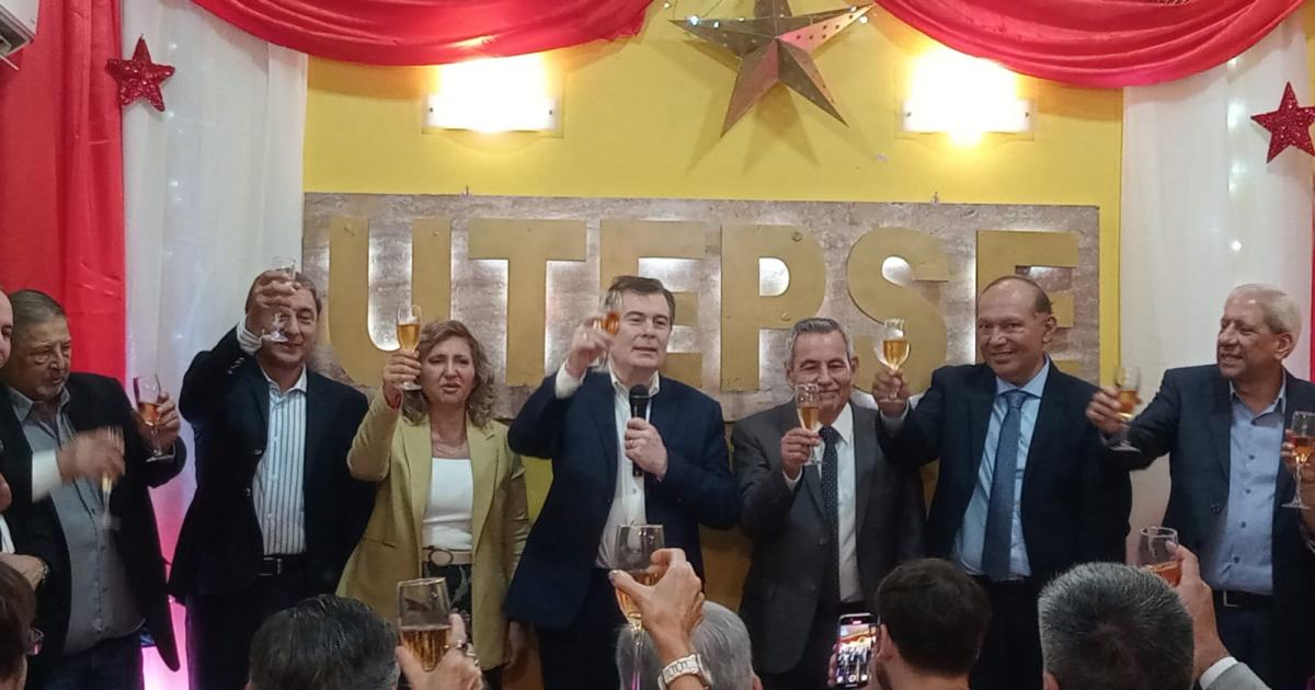 Zamora saludoacute y brindoacute con los empleados puacuteblicos en su diacutea