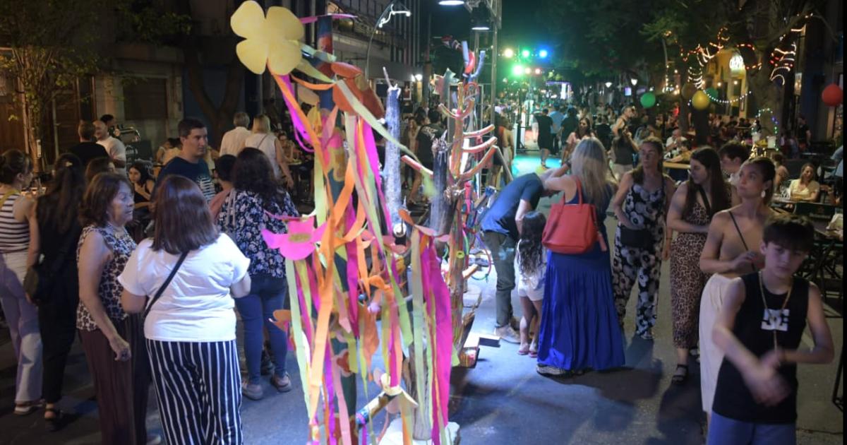 FORMAS COLORES Y SORPRESAS En exhibición las obras de ms de 250 artistas visuales Vibrante contacto con las diferentes expresiones del arte y sus cultores