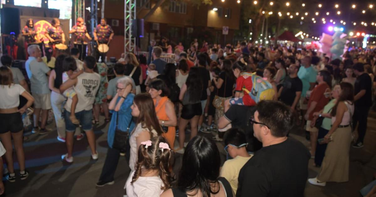 SHOWS EN VIVO Cada cuadra tuvo su escenario Se lucieron al menos 300 msicos bailarines actores malabaristas