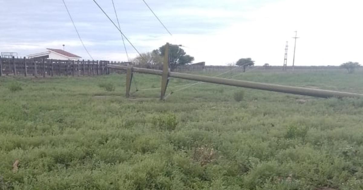 VIDEO  Feroz temporal en el sur santiaguentildeo- 56 miliacutemetros de lluvia vientos devastadores y obreros trabajando a destajo