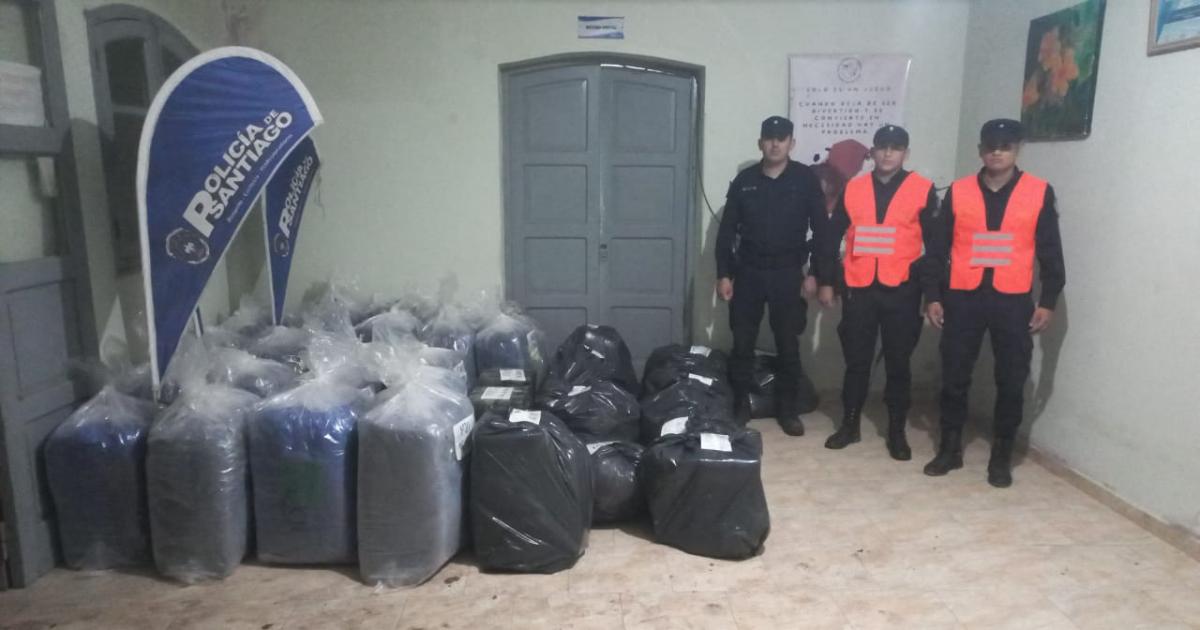 Cayoacute una Hilux con 756 kilos de coca en Lugones y el conductor huyoacute entre el monte