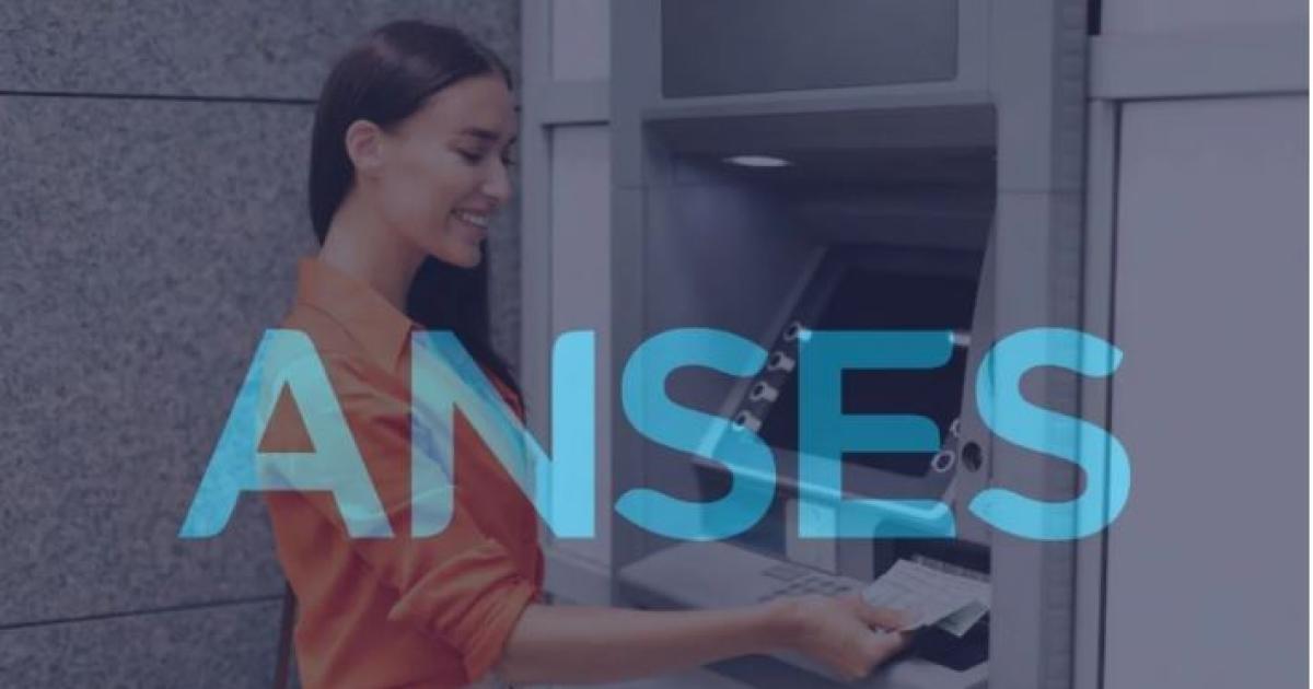 Señora sacando plata de un cajero automtico Foto- Agencia NA (Freepik)