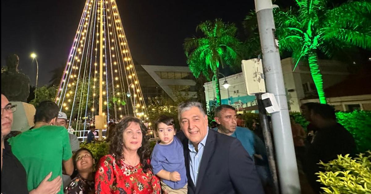 La Banda realizoacute el encendido de las luces del Aacuterbol de Navidad en un multitudinario evento