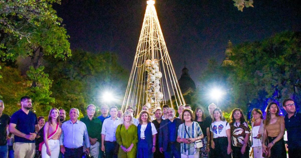 Fuentes encabezoacute el encendido del aacuterbol de Navidad ecoloacutegico