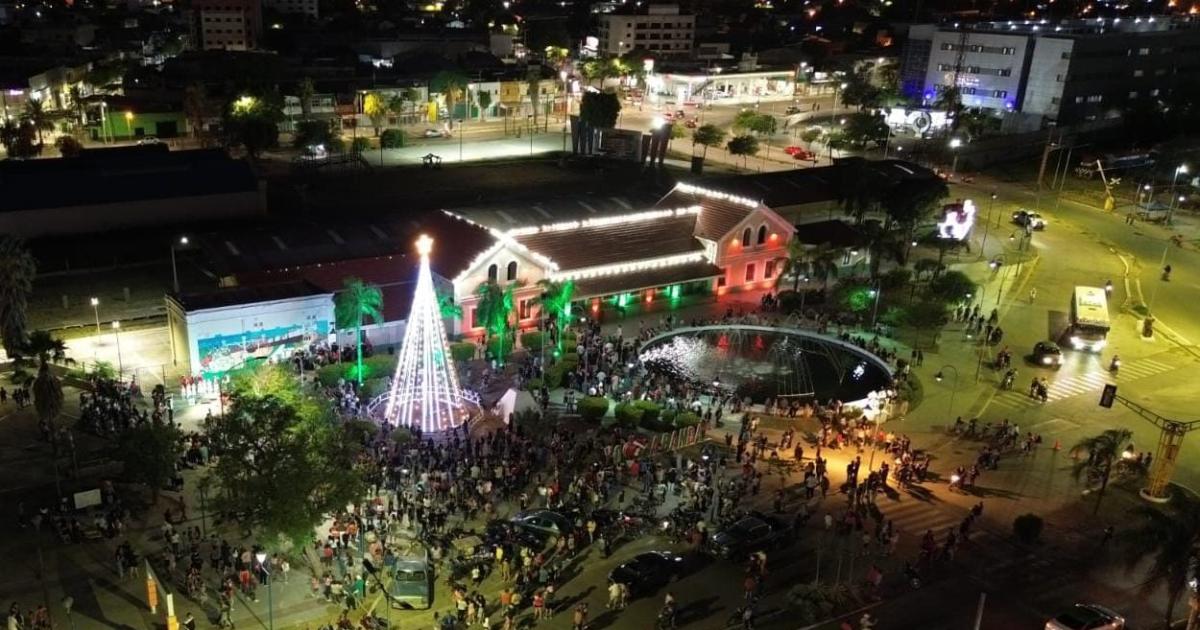 La Banda realizoacute el encendido de las luces del Aacuterbol de Navidad en un multitudinario evento