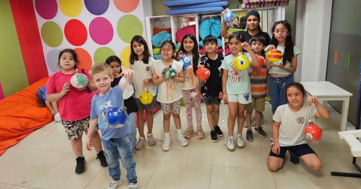 Nintildeos crearaacuten adornos navidentildeos en porcelana friacutea