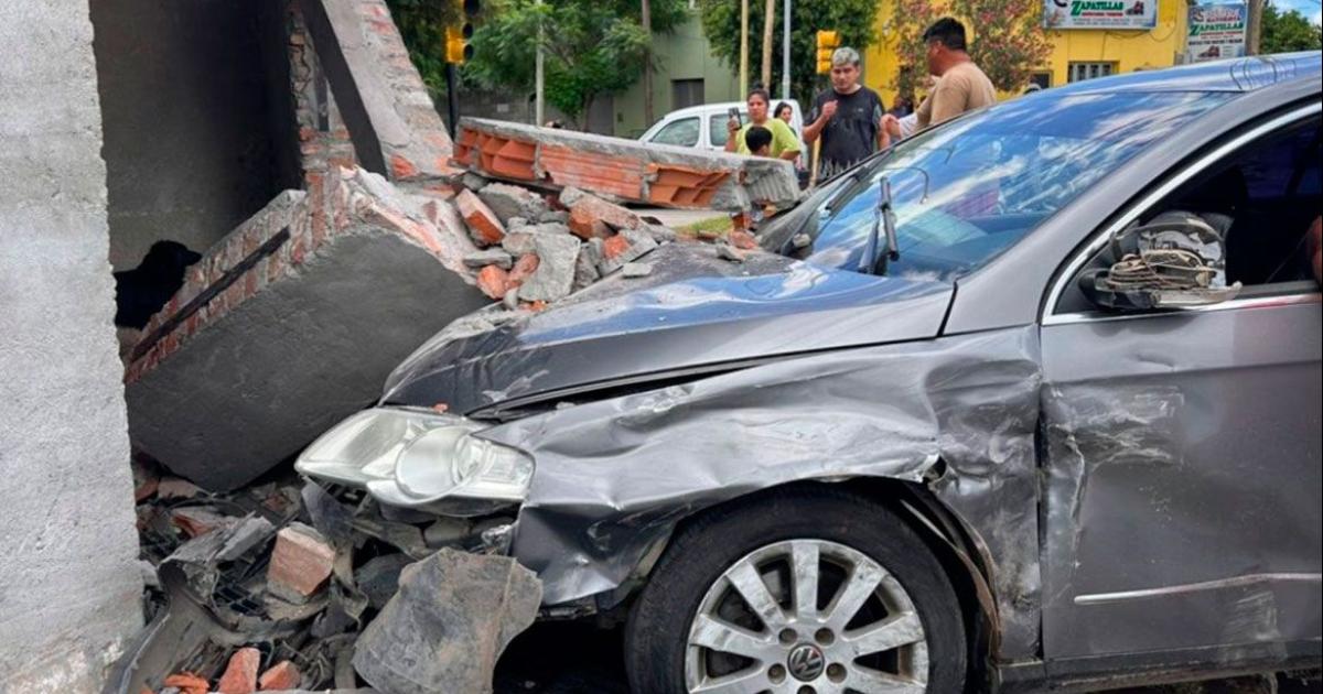 Madre e hija heridas tras choque de vehiacuteculos- uno quedoacute estrellado en la tapia de una vivienda