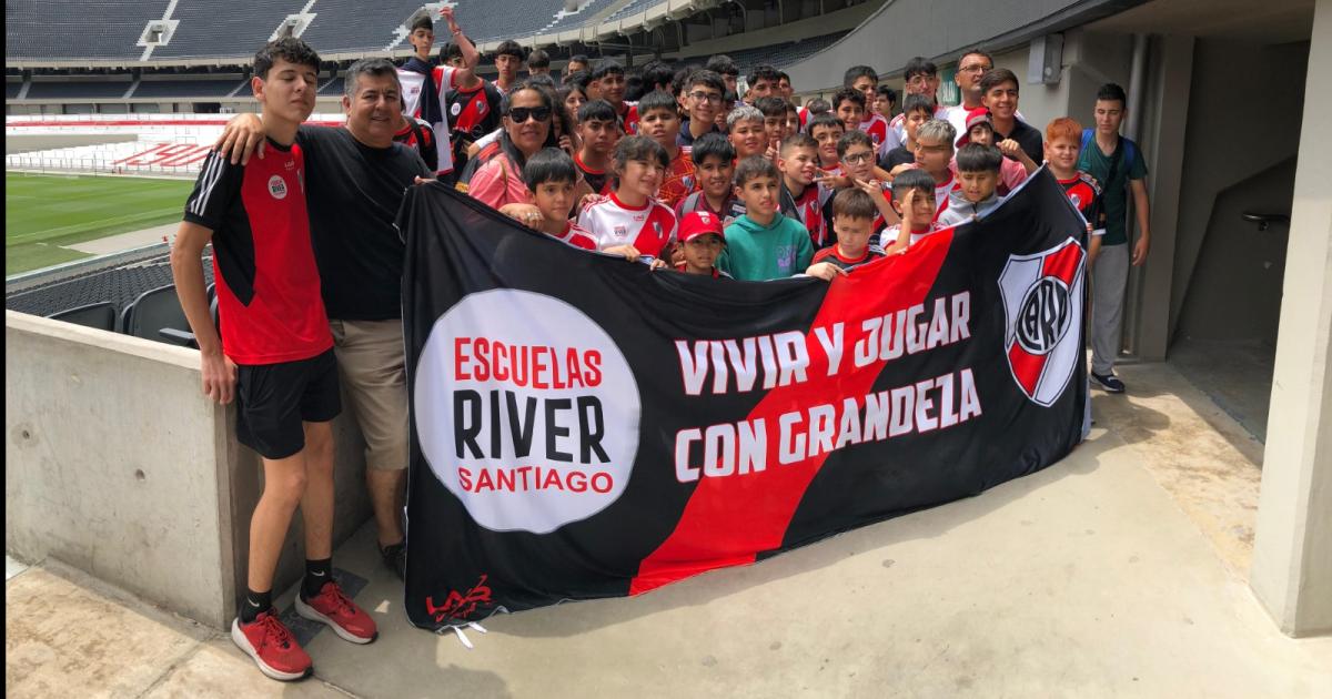 El Monumental le abre las puertas a chicos de Santiago