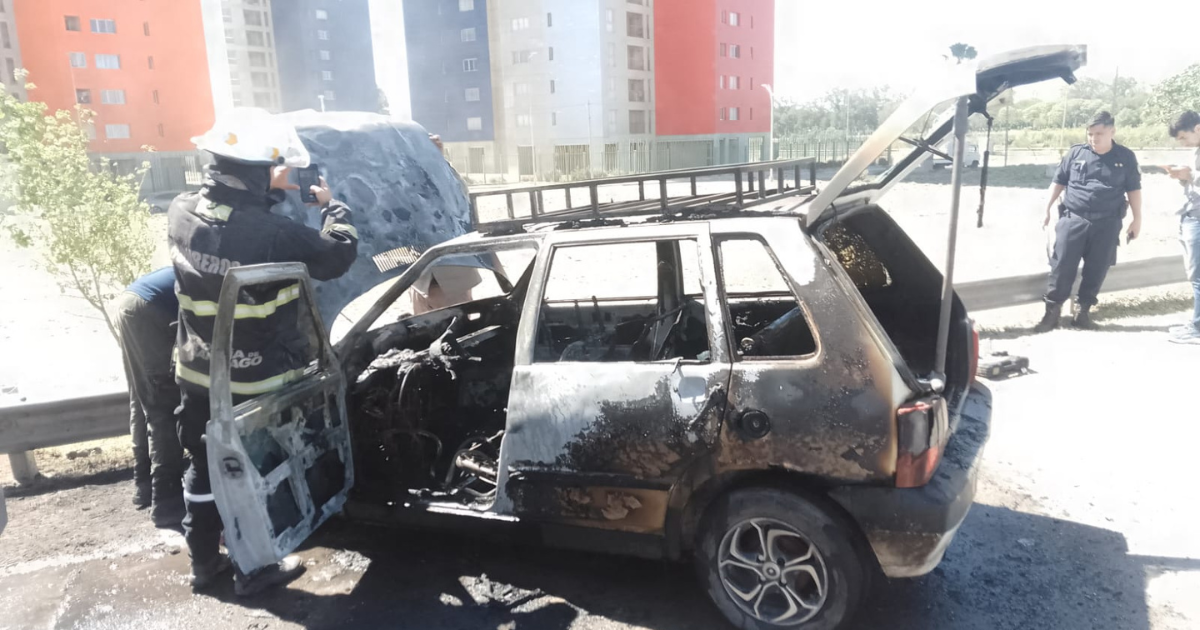 Personal policial y bomberos trabajaron en el sitio por aproximadamente 15 minutos hasta controlar la situación