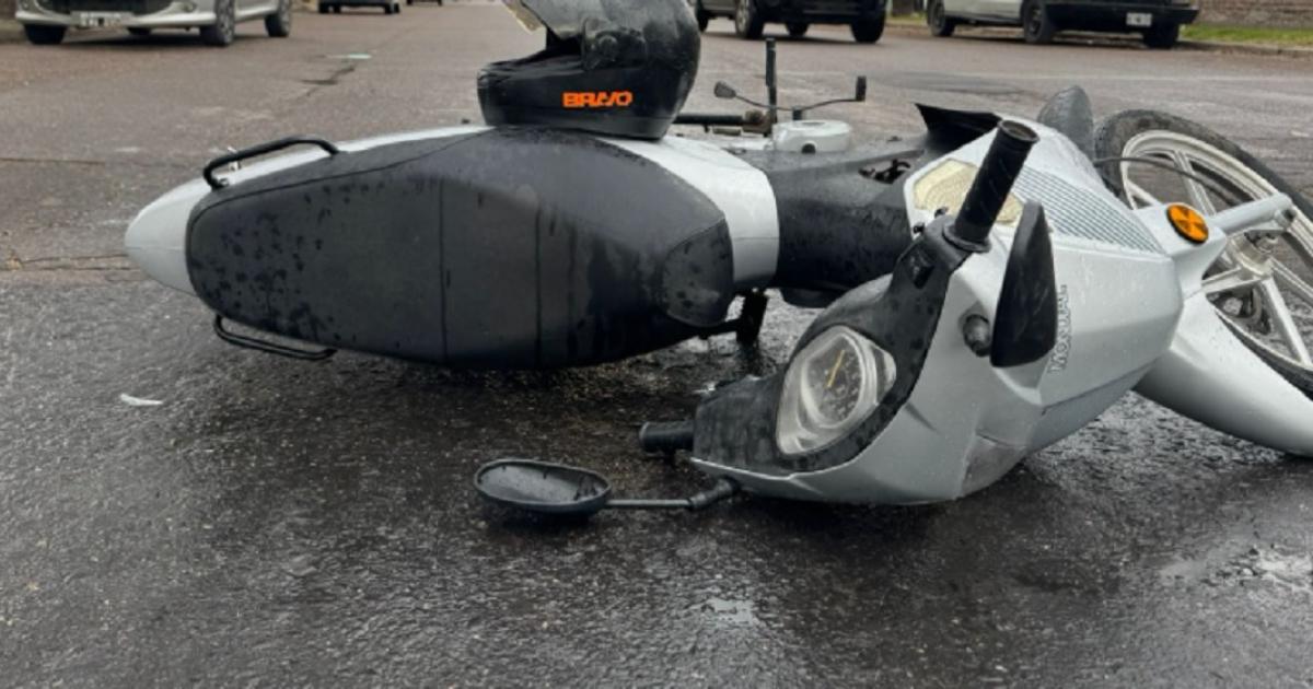 Dos hermanas resultaron lesionadas tras caer de su moto al esquivar una pelota