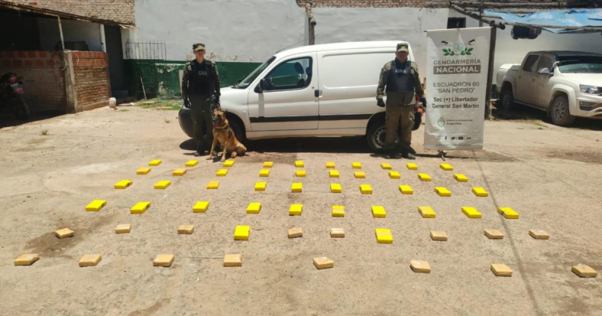 Ruta 34- transportaba maacutes de 50 kilos de cocaiacutena ocultos en un doble fondo de su camioneta