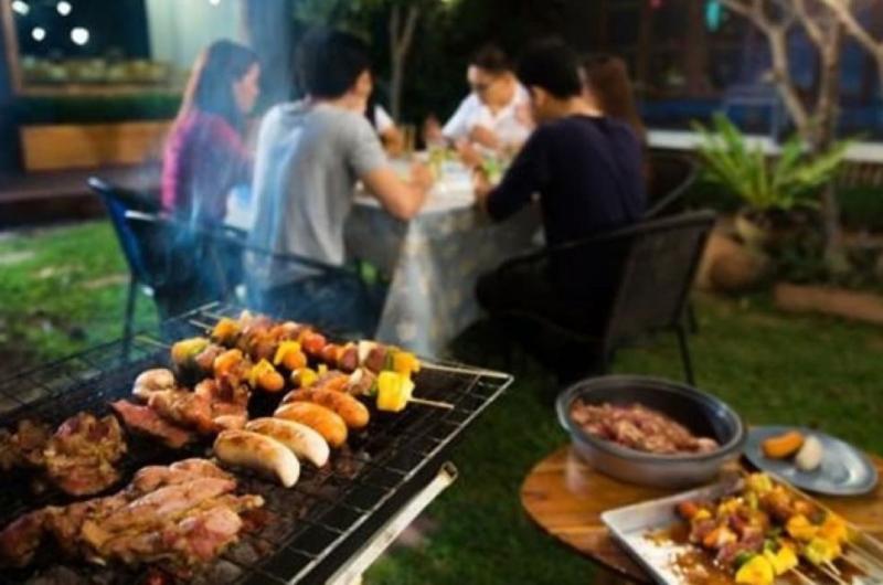 ATRACONES La comida moderada con muchas verduras y frutas podrían ayudar en las reuniones de estos días
