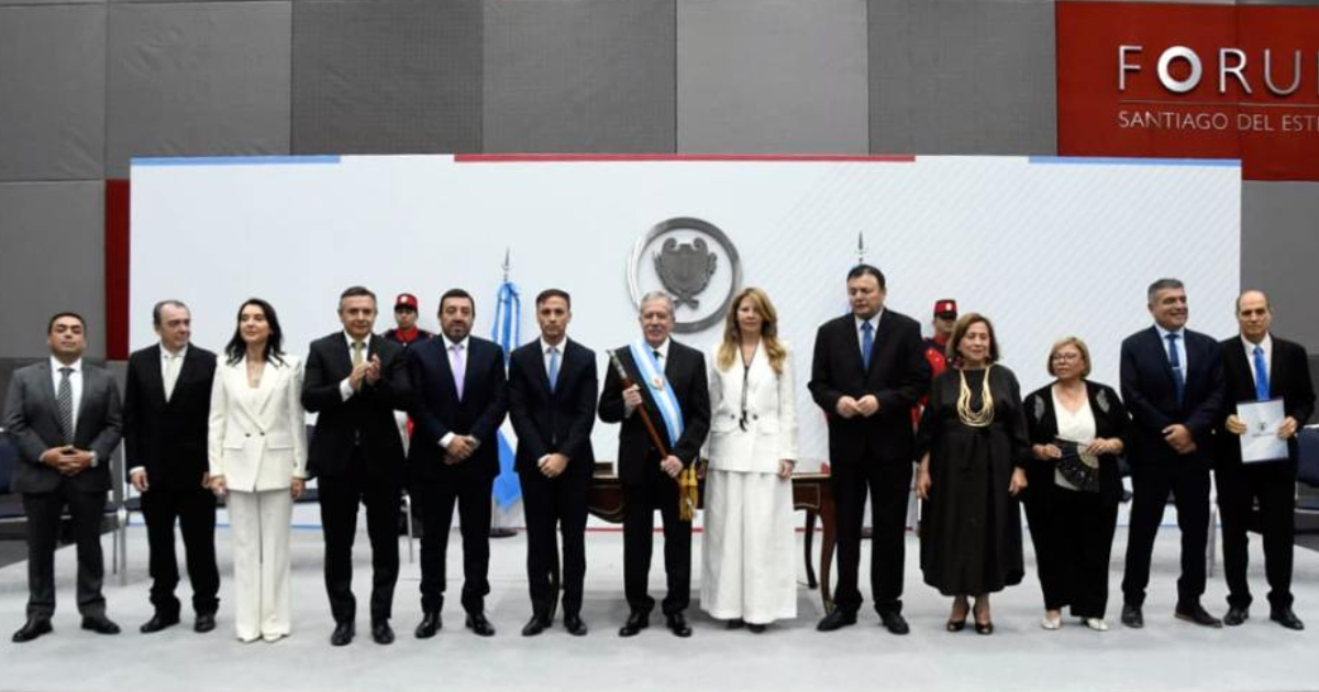 El gobernador Eliacuteas Suaacuterez tomoacute juramento a los miembros de su Gabinete