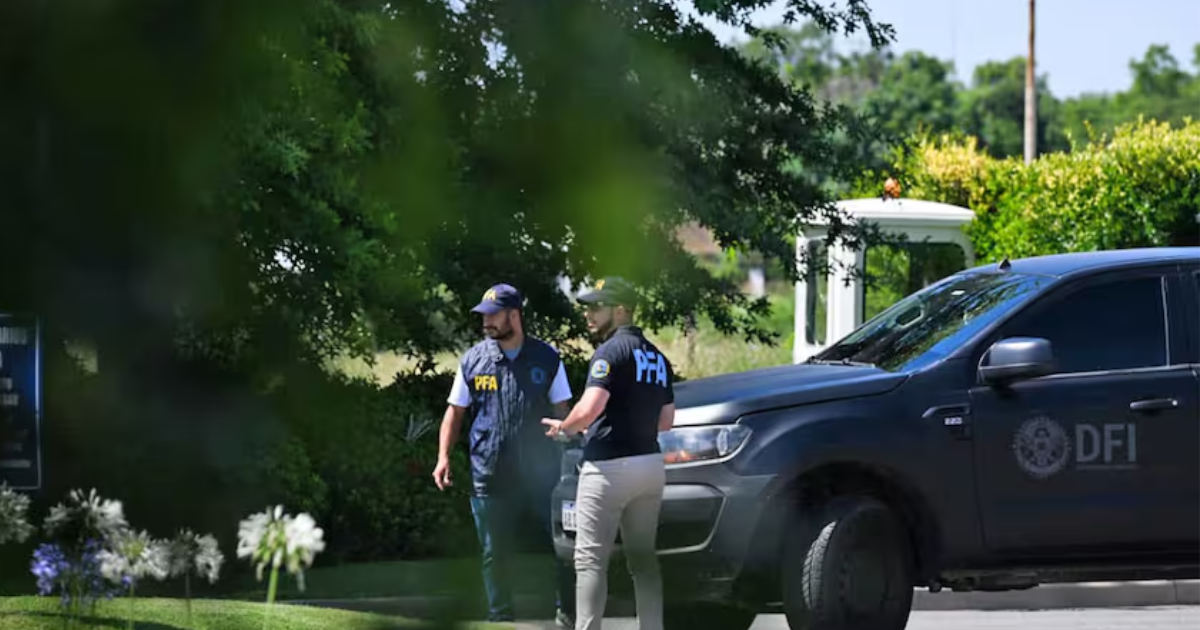 Allanamiento en el country Ayres Plaza en Pilar (Foto- gentileza Martín Cossarini)