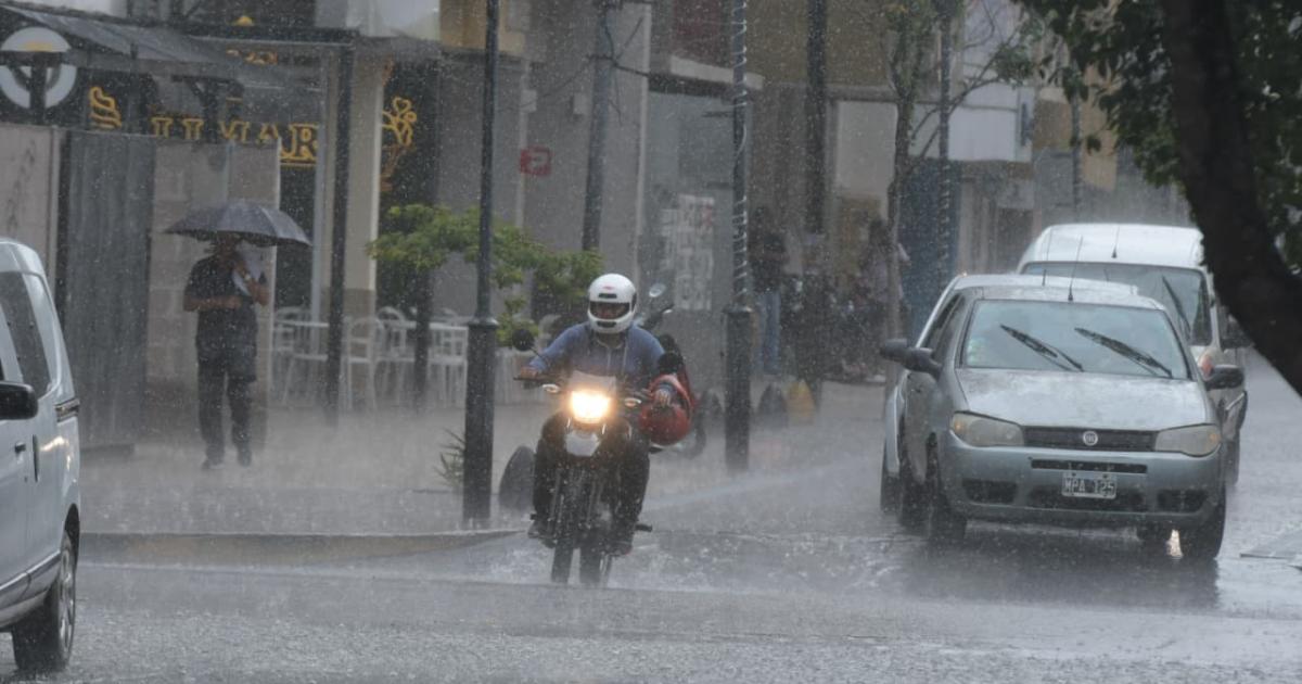Un fuerte chaparroacuten sorprendioacute a la Capital- llovioacute y minutos despueacutes volvioacute a salir el sol