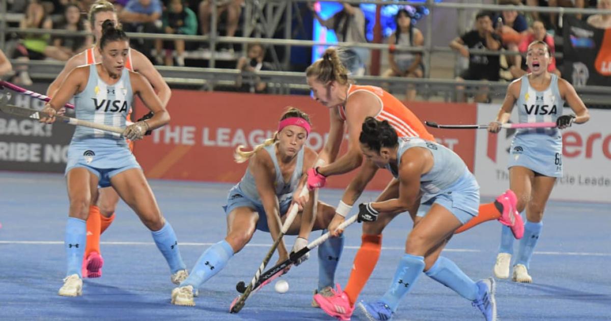 Las Leonas sufrieron una dura derrota en un partido suspendido por lluvias en Santiago