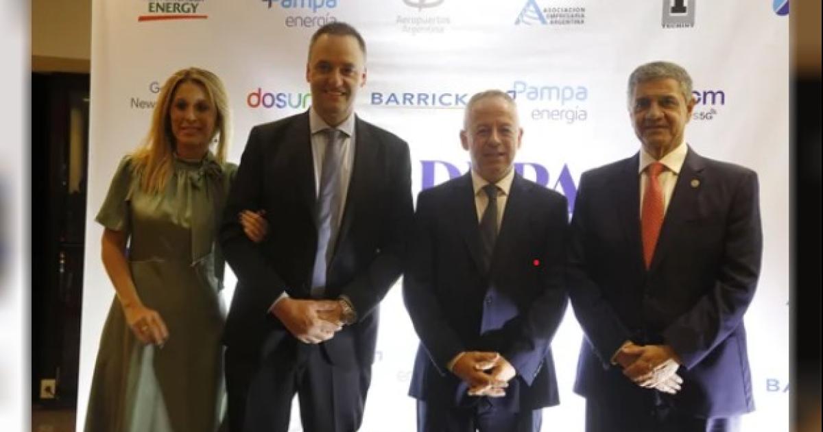 El jefe de Gabinete Manuel Adorni junto al jefe de Gobierno Jorge Macri y el presidente de ADEPA Martín Etchevers Foto- Agencia NA Damin Dopacio