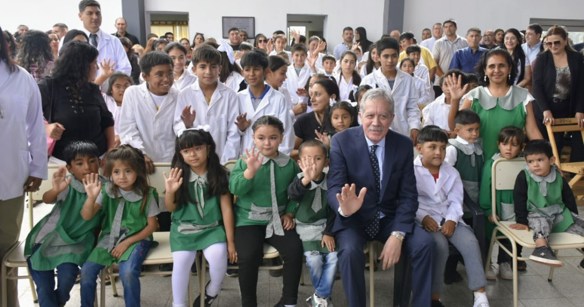 Salavina- el gobernador Eliacuteas Suaacuterez cerroacute el Ciclo Lectivo 2025 con la inauguracioacuten de obras en la Escuela ndeg 137 y un nuevo edificio para el Jardiacuten ndeg 369