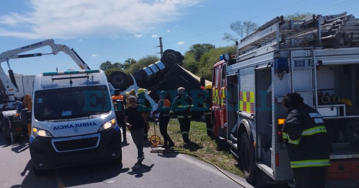 Bomberos y policía brindaron asistencia tras el vuelco