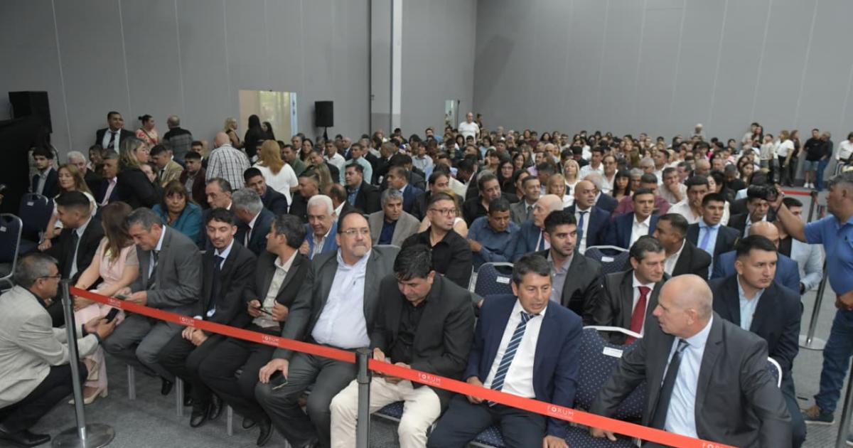 El gobernador Eliacuteas Suaacuterez encabezoacute el acto de asuncioacuten de 137 comisionados municipales de la provincia