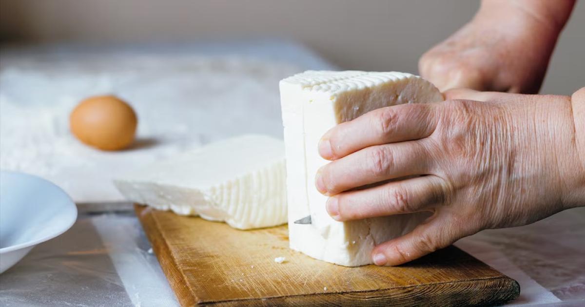 ANMAT y SENASA emitieron una alerta por Listeria en un queso de consumo masivo