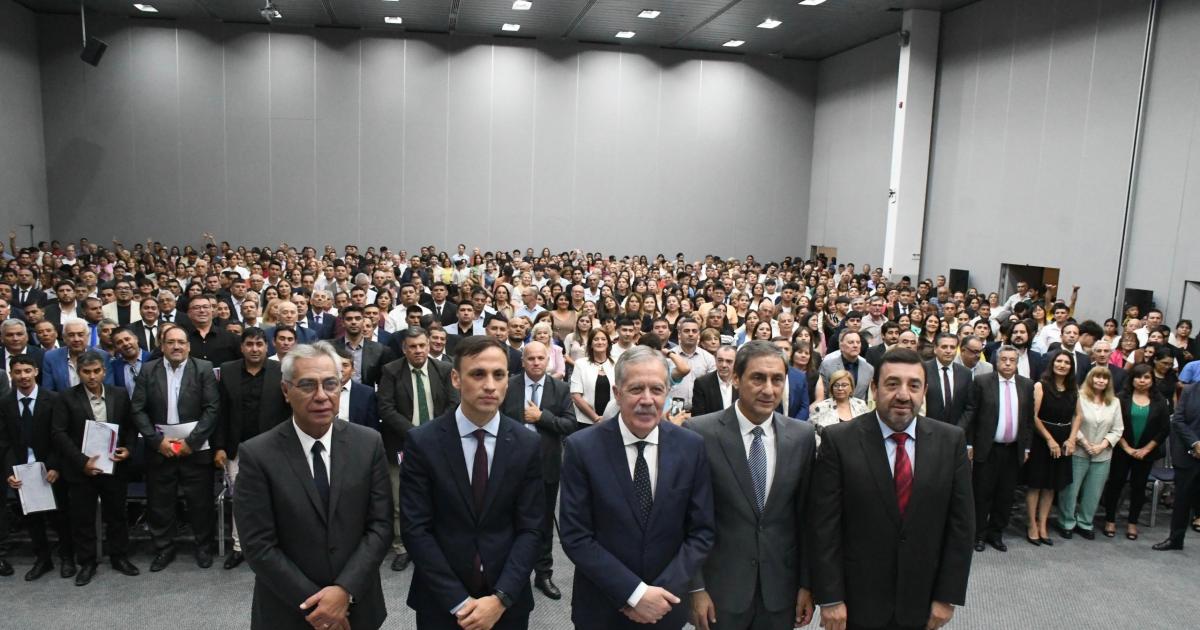 El gobernador Eliacuteas Suaacuterez puso en funciones a los 137 comisionados municipales