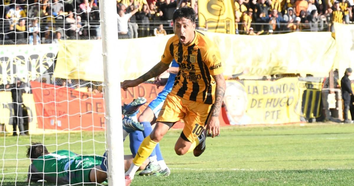 RECONOCIDO Santiago Rosales fue elegido como el mejor en Ftbol Primera Nacional