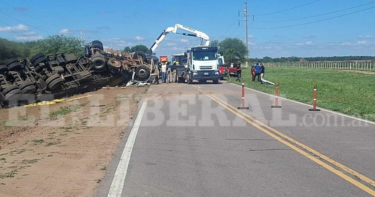 Grave accidente en la Ruta 89- rescataron al camionero brasilero que volcoacute cerca de Quimiliacute