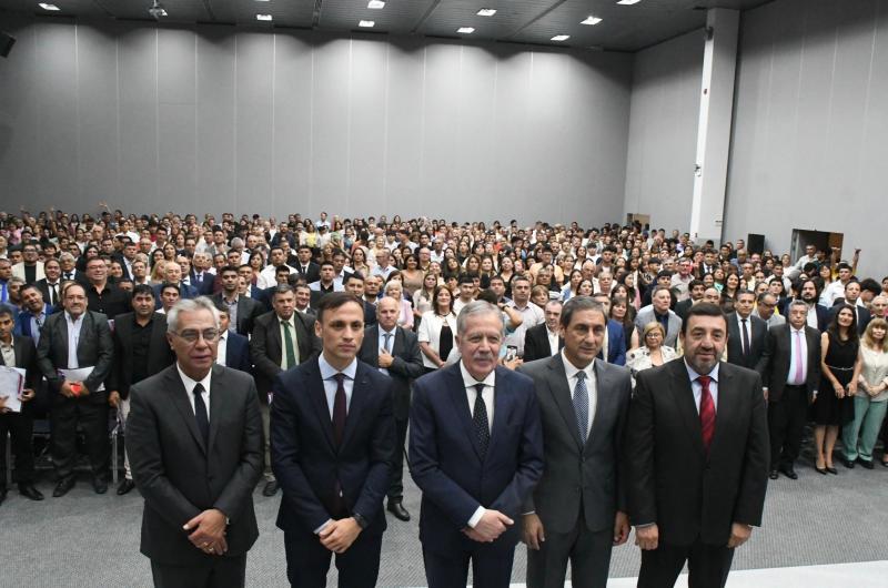 El gobernador Eliacuteas Suaacuterez puso en funciones a los 137 comisionados municipales