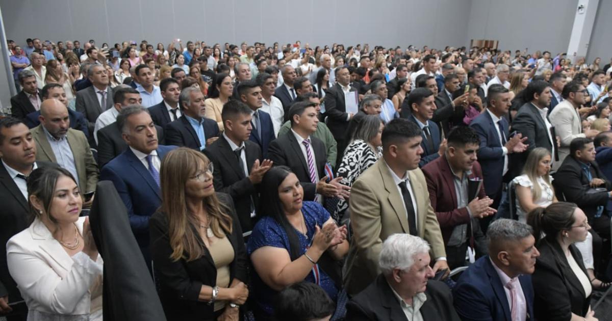 El gobernador Eliacuteas Suaacuterez encabezoacute el acto de asuncioacuten de 137 comisionados municipales de la provincia