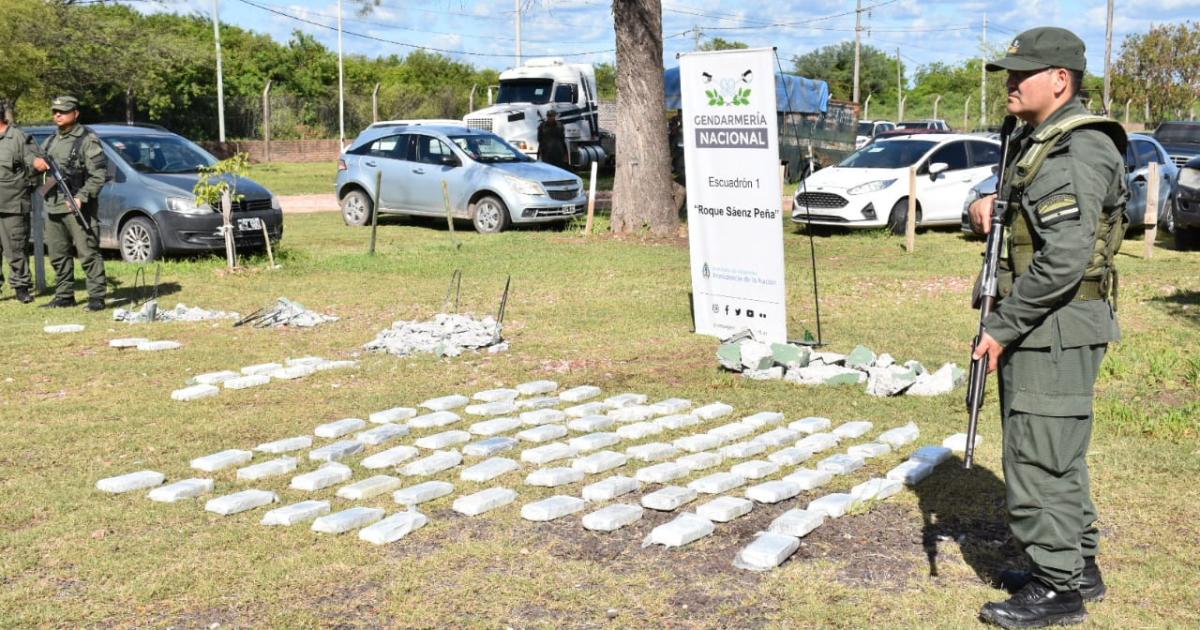 En Monte Quemado atropelloacute a dos gendarmes porque llevaba casi 100 kilos de cocaiacutena