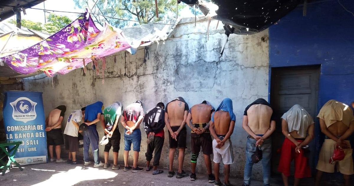 Fuerte operativo policial- maacutes de 30 demorados y secuestro de armas blancas