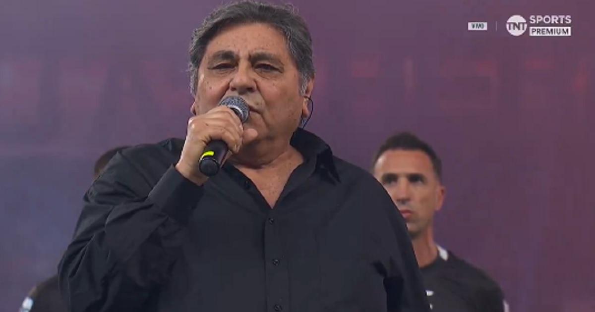 Mario Aacutelvarez Quiroga interpretoacute el Himno Nacional en la final entre Racing y Estudiantes