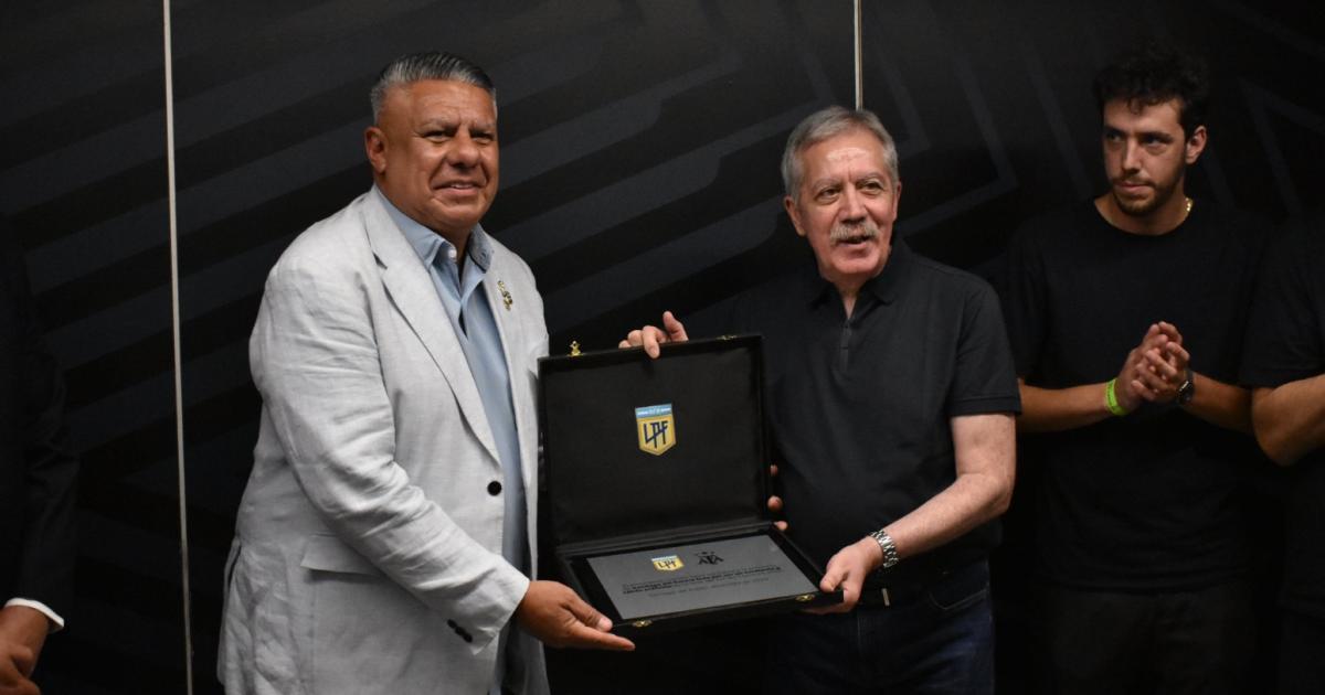 Intercambio de plaquetas en el entretiempo de la final del Torneo Clausura 2025