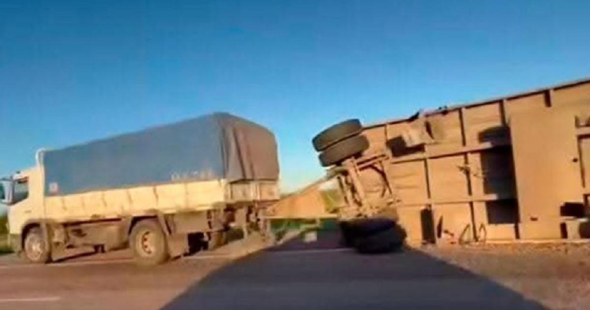 Real Sayana- un camioacuten volcoacute en Ruta 34 provocoacute demoras y peacuterdidas materiales