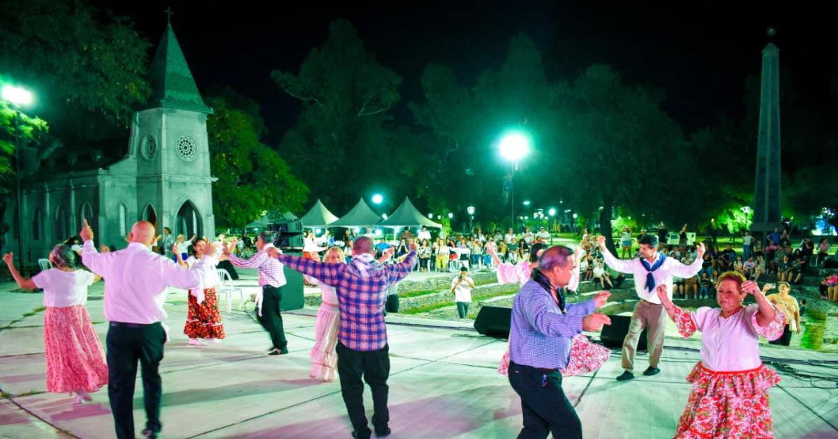 Alumnos del centro municipal de Educacioacuten para el Arte realizaron una muestra de fin de antildeo en el parque del encuentro
