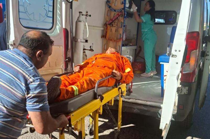 El hombre fue trasladado en ambulancia al Hospital