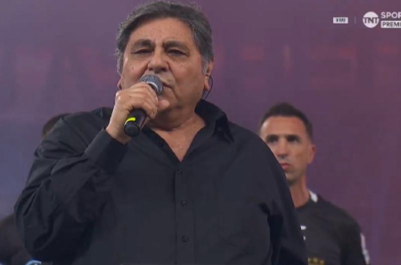 Mario Aacutelvarez Quiroga interpretoacute el Himno Nacional en la final entre Racing y Estudiantes