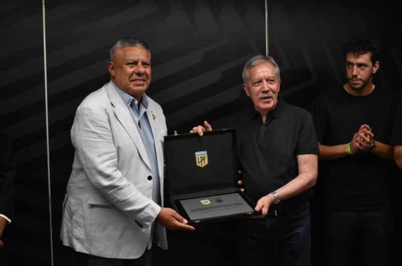 Intercambio de plaquetas en el entretiempo de la final del Torneo Clausura 2025