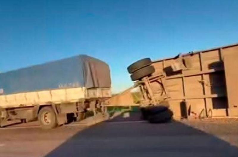 Real Sayana- un camioacuten volcoacute en Ruta 34 provocoacute demoras y peacuterdidas materiales