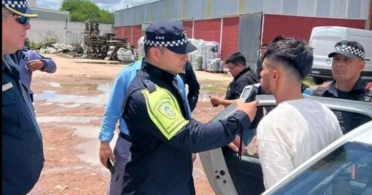 En Monte Quemado atropelloacute a dos gendarmes porque llevaba casi 100 kilos de cocaiacutena