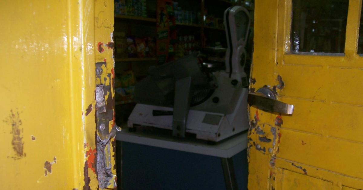 Rompen un candado y usando un auto desvalijan un polirrubro- se llevan un botiacuten por 3000000