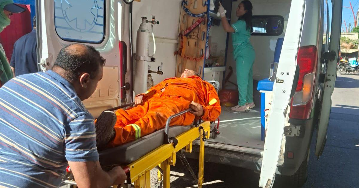 Municipal herido al caerse desde la pala de una maacutequina frontal cavadora