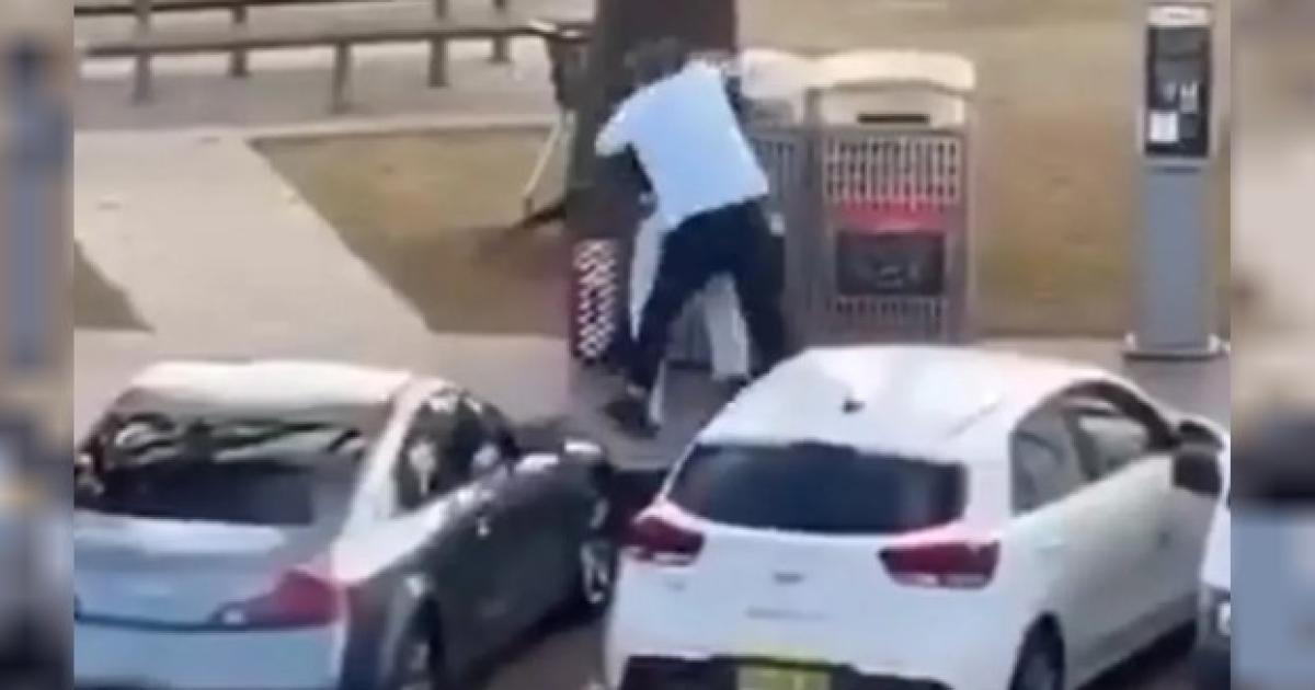 El momento en el que el civil desarma a uno de los atacantes