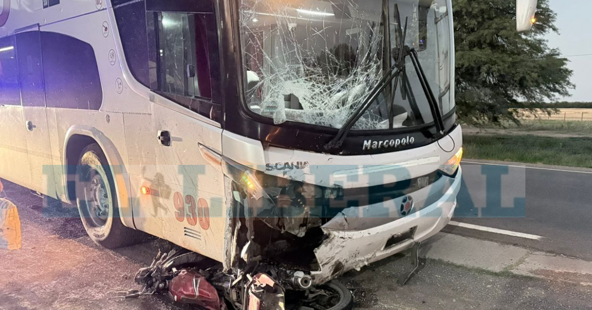 La pareja que se trasladaba en una moto falleció en el acto tras chocar de frente contra un colectivo de larga distancia