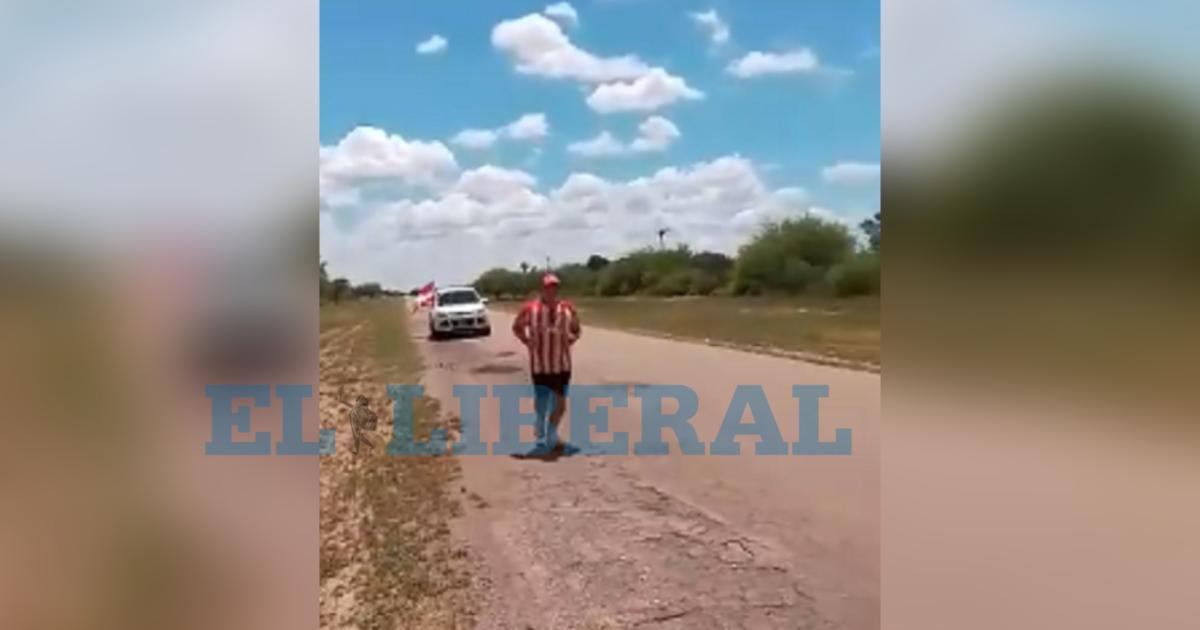 VIDEO Corrioacute por fe y por Estudiantes- la promesa de un hincha al Sentildeor de Mailiacuten