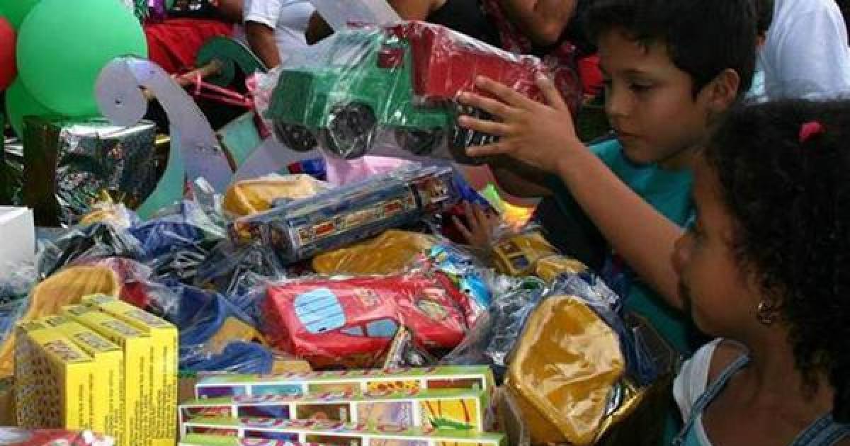 El grupo Abrigando Almas solicita donaciones de golosinas para armar regalos para la llegada de Navidad