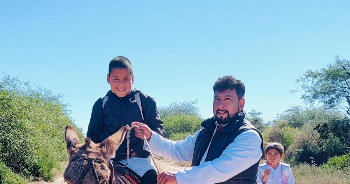 Con su burrito rumbo a la escuela- la historia del alumno destacado 2025