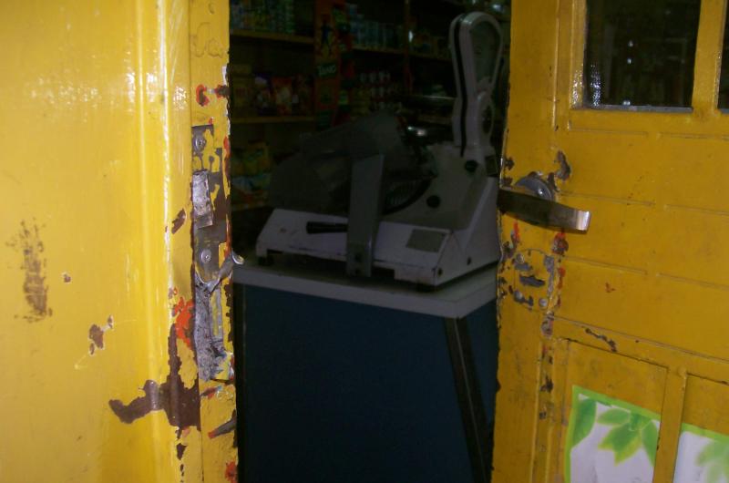 Rompen un candado y usando un auto desvalijan un polirrubro- se llevan un botiacuten por 3000000