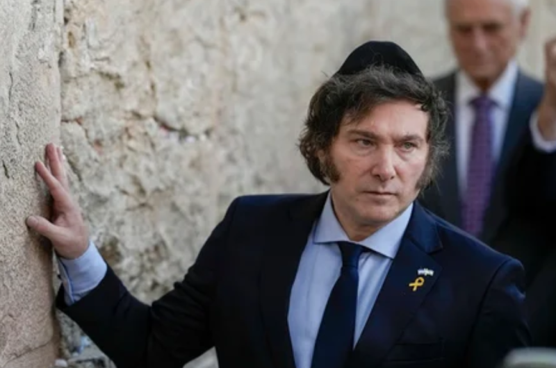 Javier Milei condenoacute el atentado antisemita en una playa de Australia